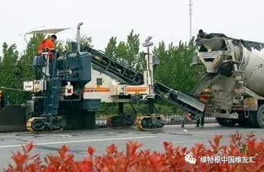 混凝土防撞護(hù)欄僅需一臺機(jī)器即可實現(xiàn)連續(xù)攤鋪作業(yè),結(jié)構(gòu)物一次性成型,經(jīng)濟(jì)高效。